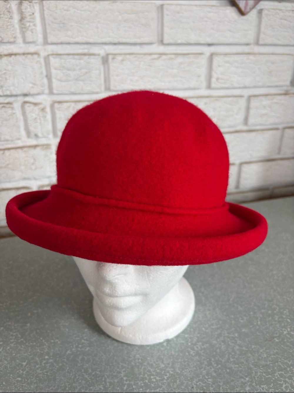Red cloche hat - Picture 3 of 7